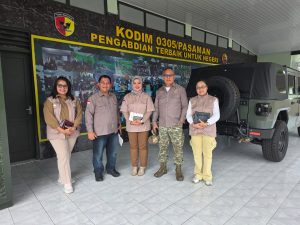 Foto : Azhar Napitupulu - Waketum 1 DPP AMPETRA (kanan/Celana Loreng)